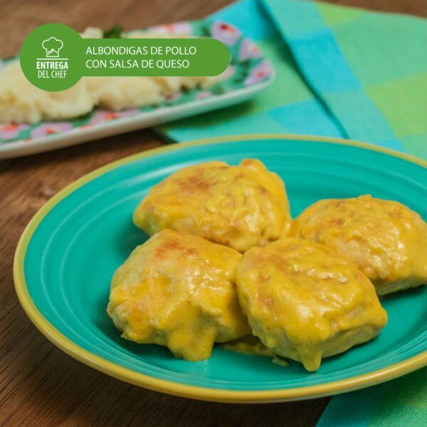 albóndigas de pollo con salsa de queso